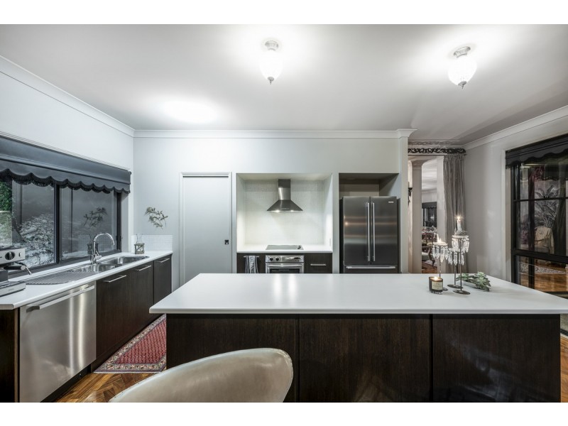5 Robertson Place, Fig Tree Pocket QLD 4069