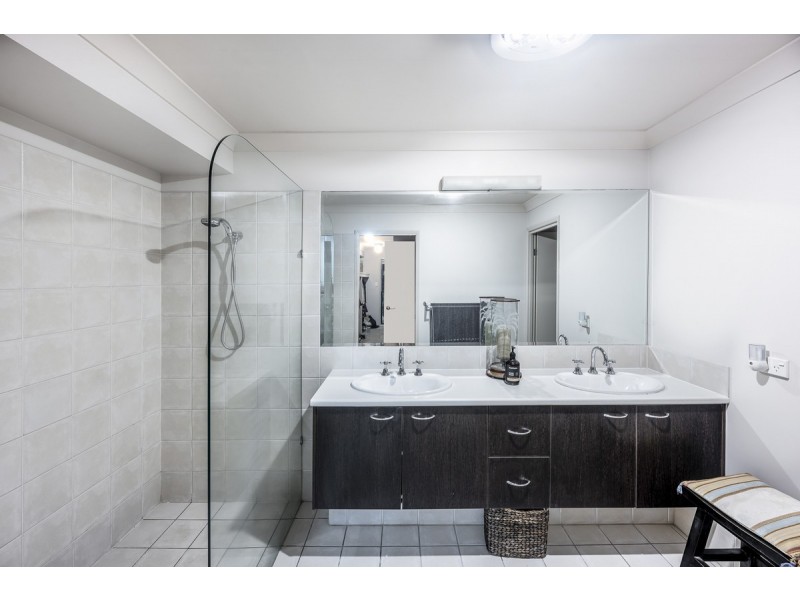 5 Robertson Place, Fig Tree Pocket QLD 4069