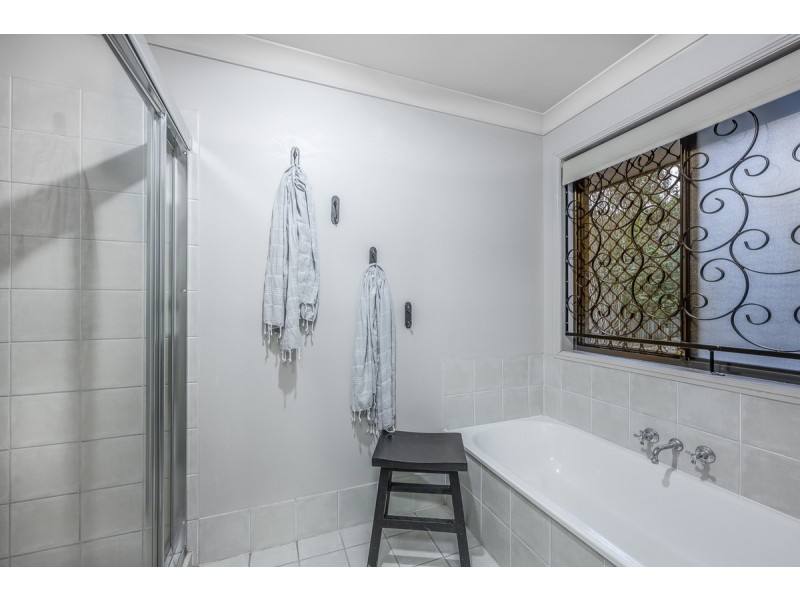 5 Robertson Place, Fig Tree Pocket QLD 4069