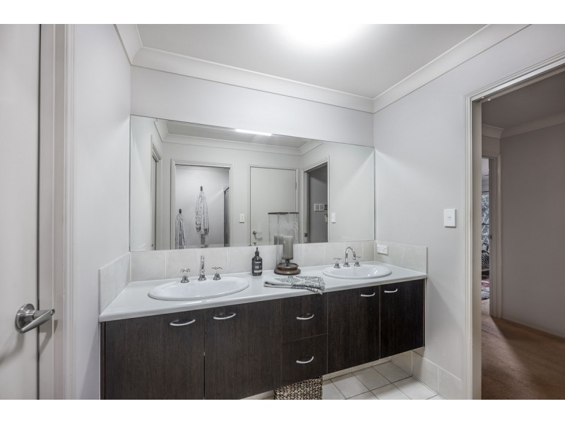 5 Robertson Place, Fig Tree Pocket QLD 4069