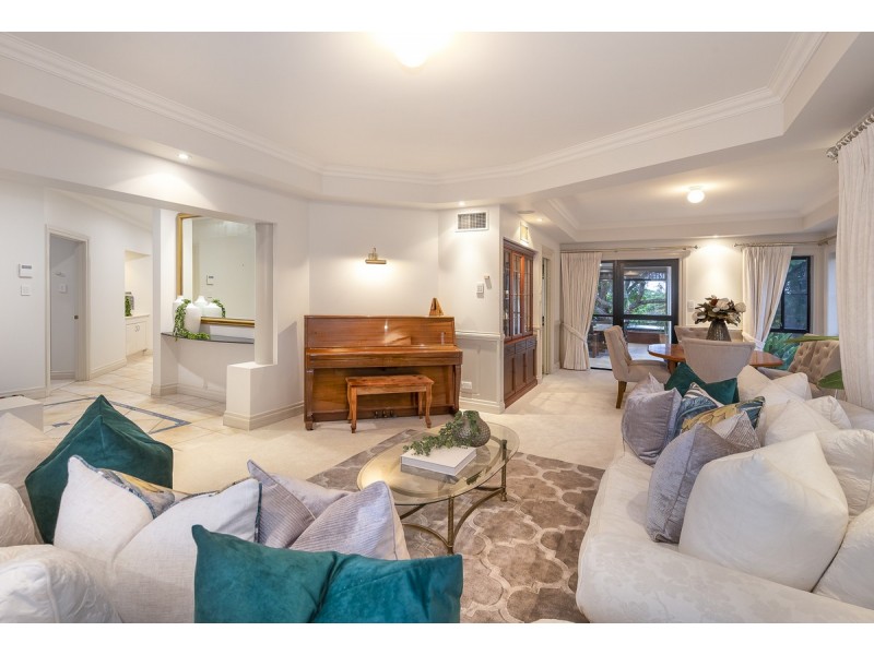 34 Fairway Place, Carindale QLD 4152