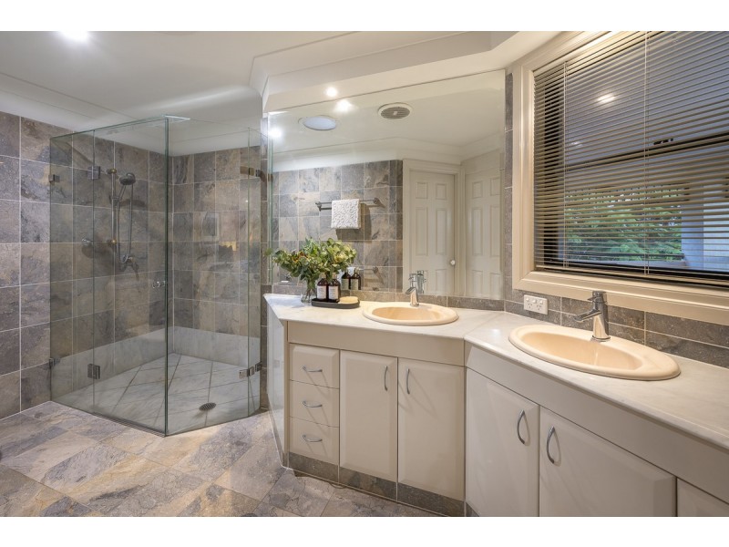 34 Fairway Place, Carindale QLD 4152