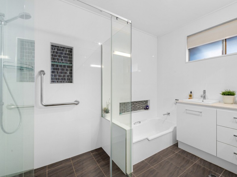 2 Aylesbury Street, Fig Tree Pocket QLD 4069