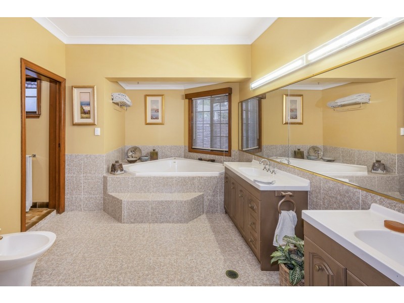 15 Warburton Court, Mount Ommaney QLD 4074