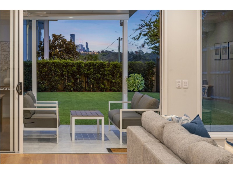 10 Castle Street, Fairfield QLD 4103