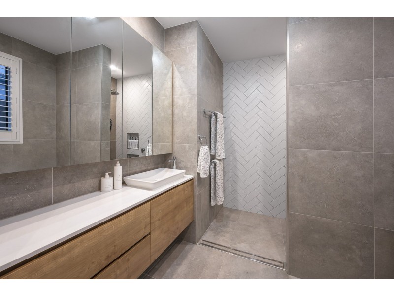 10 Castle Street, Fairfield QLD 4103