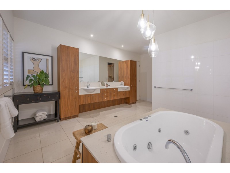 42 King Arthur Terrace, Tennyson QLD 4105