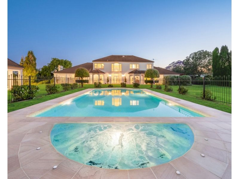 17 Leatherwood Place, Brookfield QLD 4069