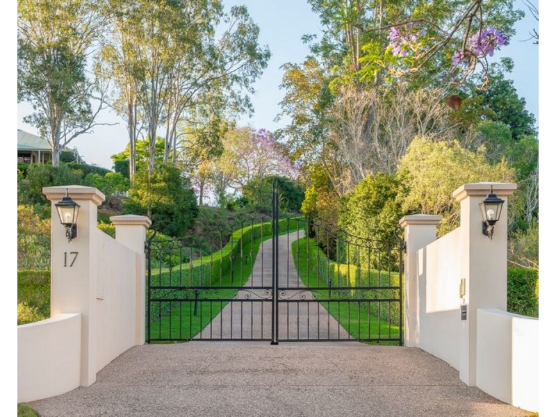 17 Leatherwood Place, Brookfield QLD 4069