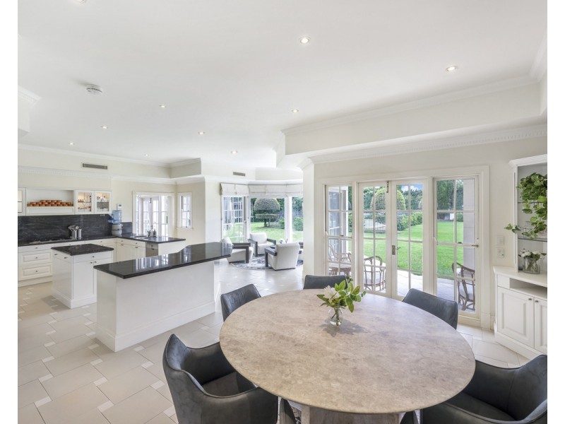 17 Leatherwood Place, Brookfield QLD 4069