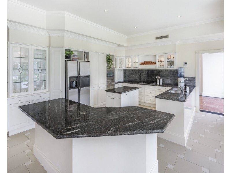 17 Leatherwood Place, Brookfield QLD 4069