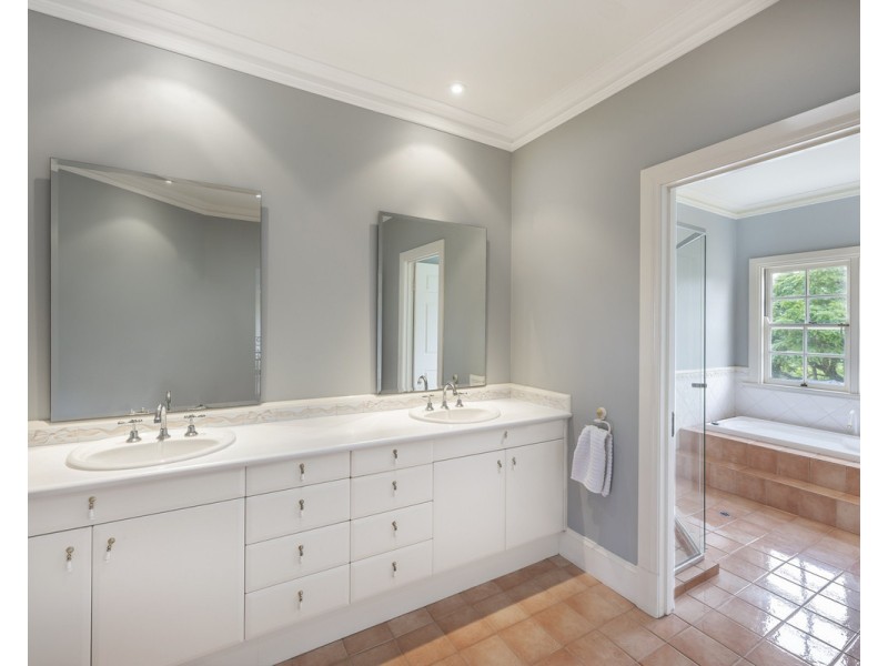 17 Leatherwood Place, Brookfield QLD 4069