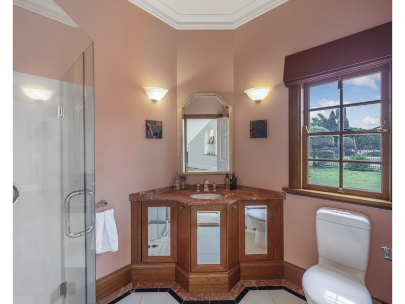 17 Leatherwood Place, Brookfield QLD 4069