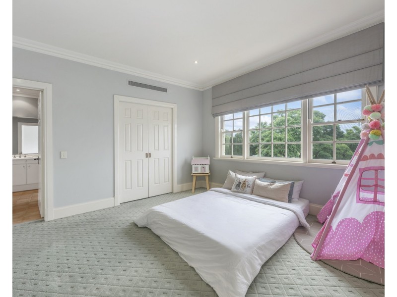 17 Leatherwood Place, Brookfield QLD 4069