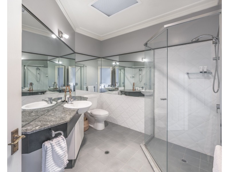 17 Leatherwood Place, Brookfield QLD 4069