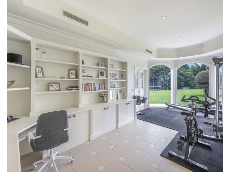 17 Leatherwood Place, Brookfield QLD 4069