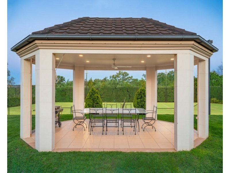 17 Leatherwood Place, Brookfield QLD 4069