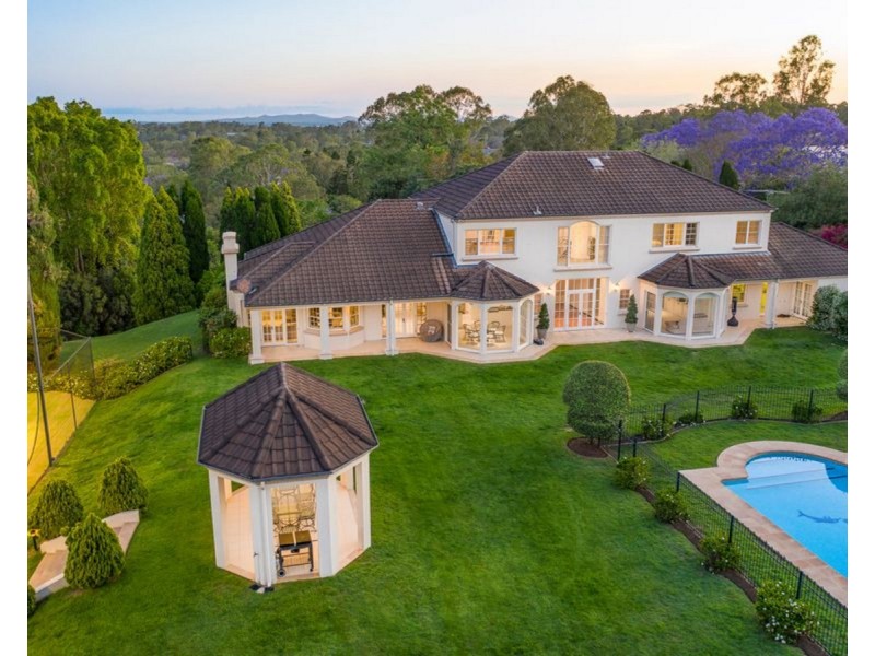 17 Leatherwood Place, Brookfield QLD 4069