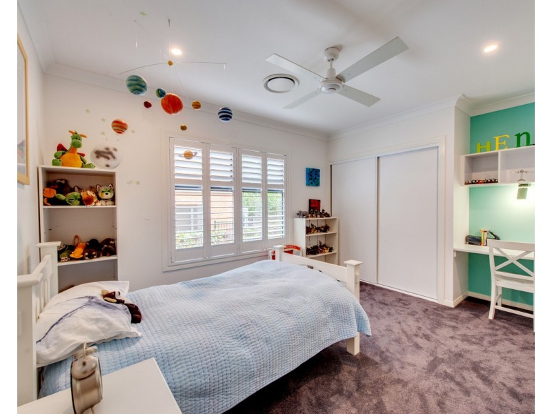 100 Ninth Avenue, St Lucia QLD 4067