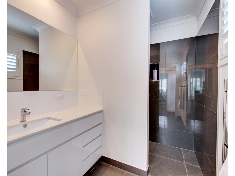100 Ninth Avenue, St Lucia QLD 4067
