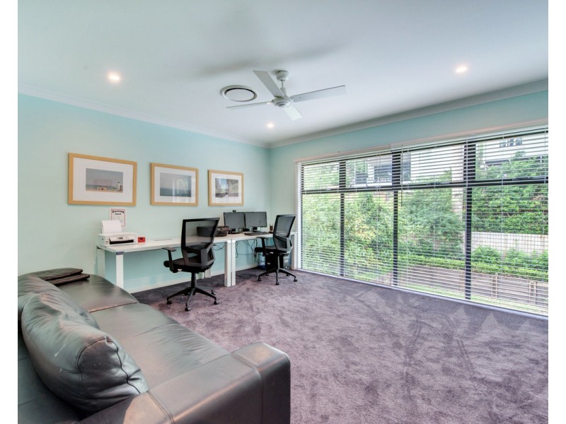 100 Ninth Avenue, St Lucia QLD 4067