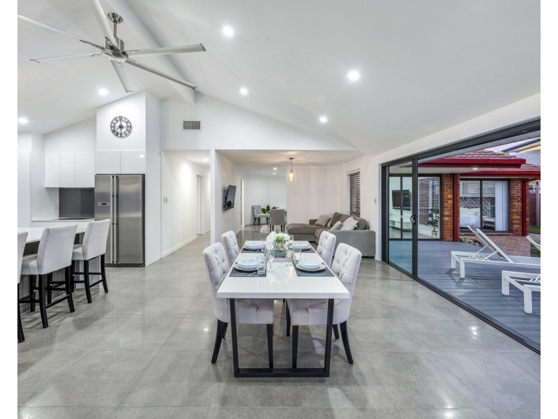 15 Bernardino Court, Mermaid Waters QLD 4218