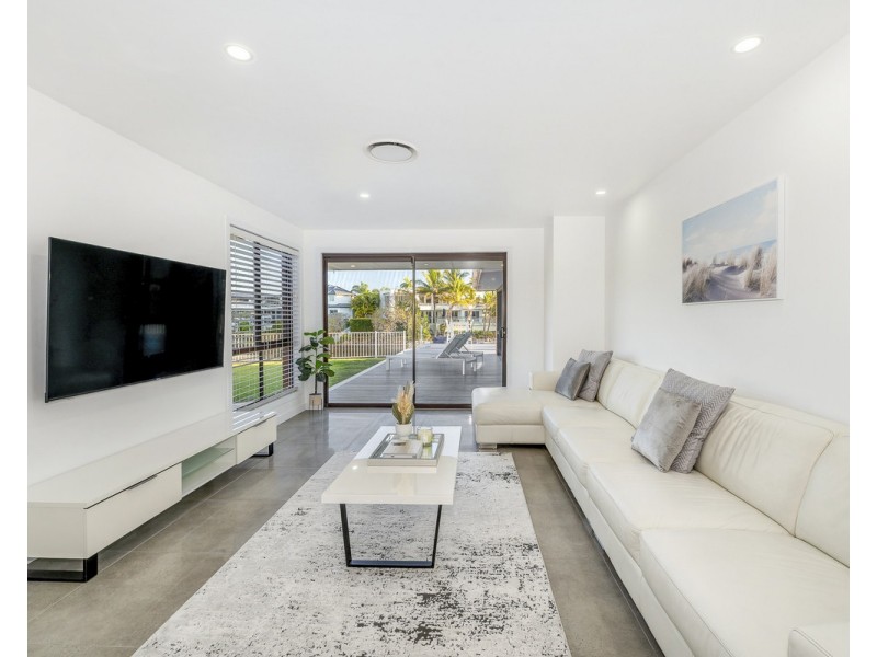 15 Bernardino Court, Mermaid Waters QLD 4218