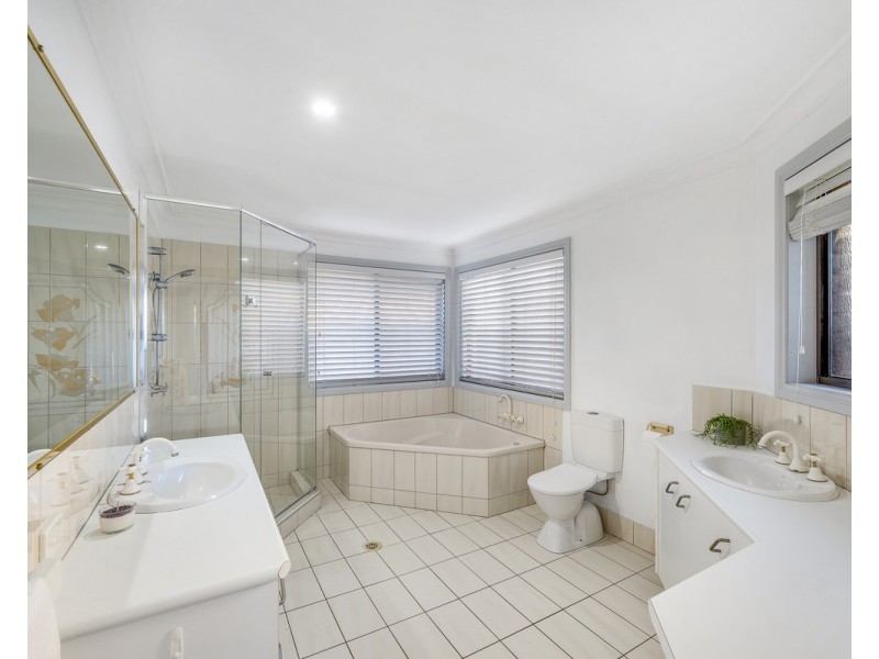 15 Bernardino Court, Mermaid Waters QLD 4218