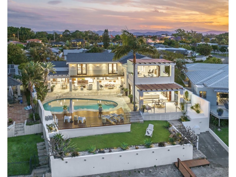 8 River Crescent, Broadbeach Waters QLD 4218