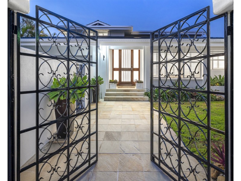 8 River Crescent, Broadbeach Waters QLD 4218
