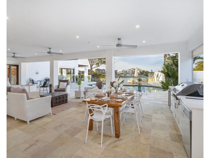 8 River Crescent, Broadbeach Waters QLD 4218