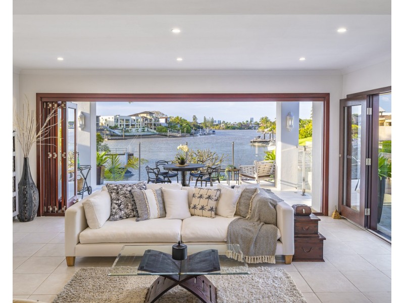 8 River Crescent, Broadbeach Waters QLD 4218