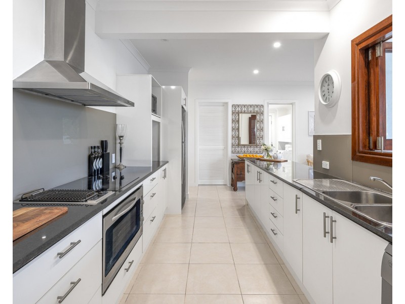 8 River Crescent, Broadbeach Waters QLD 4218