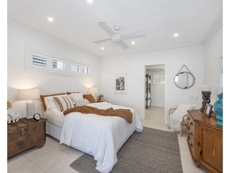 8 River Crescent, Broadbeach Waters QLD 4218