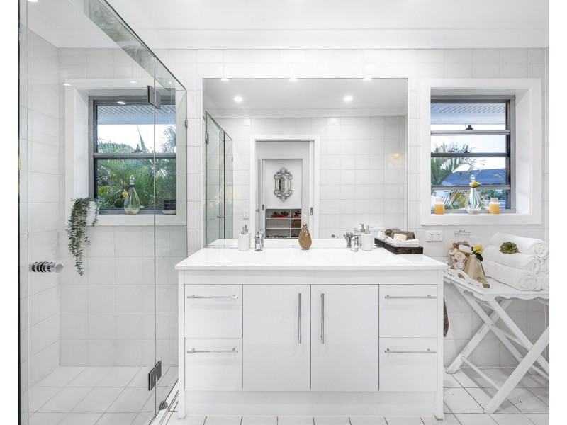 8 River Crescent, Broadbeach Waters QLD 4218