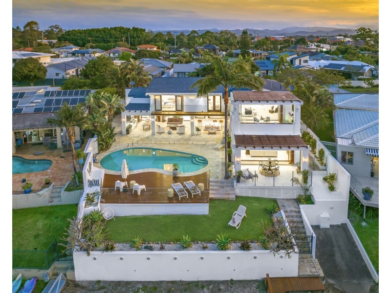 8 River Crescent, Broadbeach Waters QLD 4218