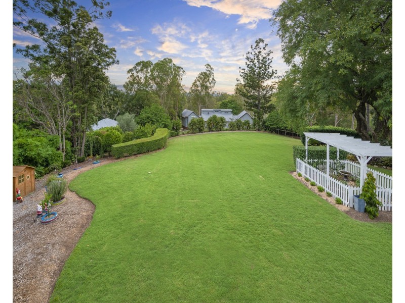 20 Royston Street, Brookfield QLD 4069