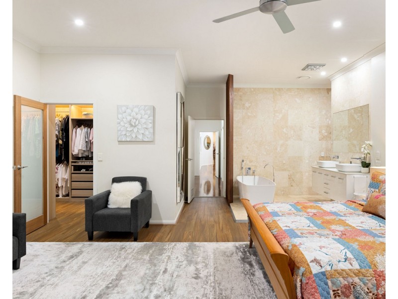 202 Simpsons Road, Bardon QLD 4065