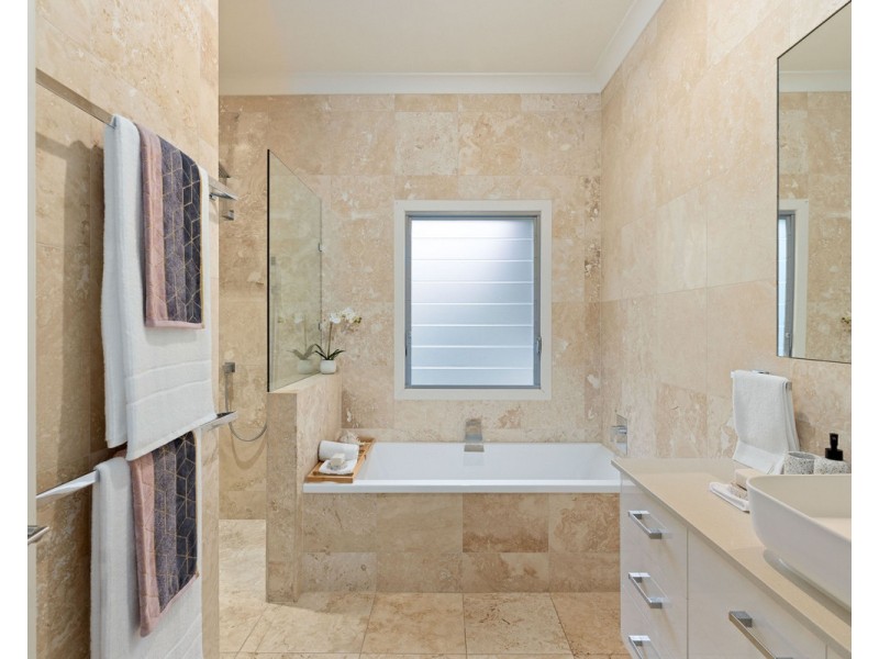 202 Simpsons Road, Bardon QLD 4065