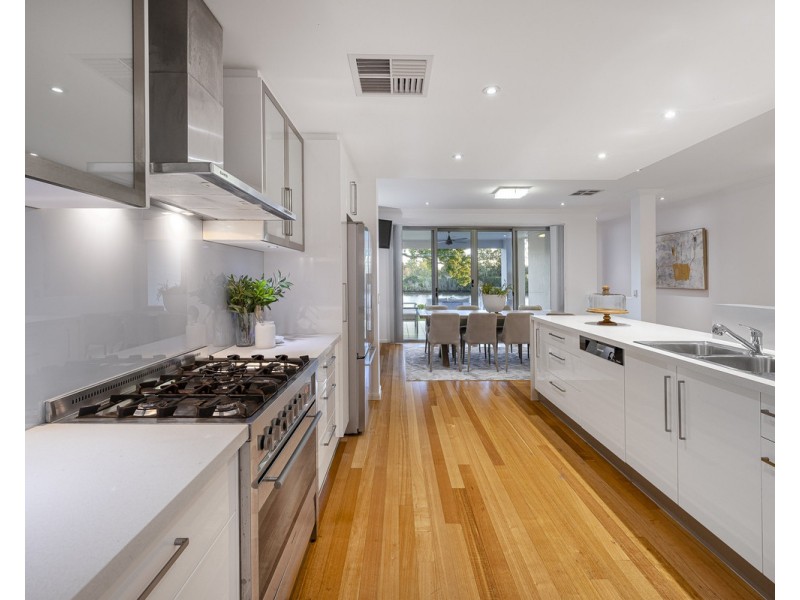 11 Esplanade, Yeronga QLD 4104