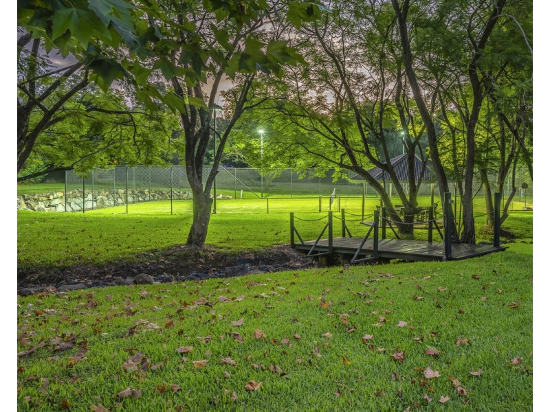 21 Moons Lane, Brookfield QLD 4069