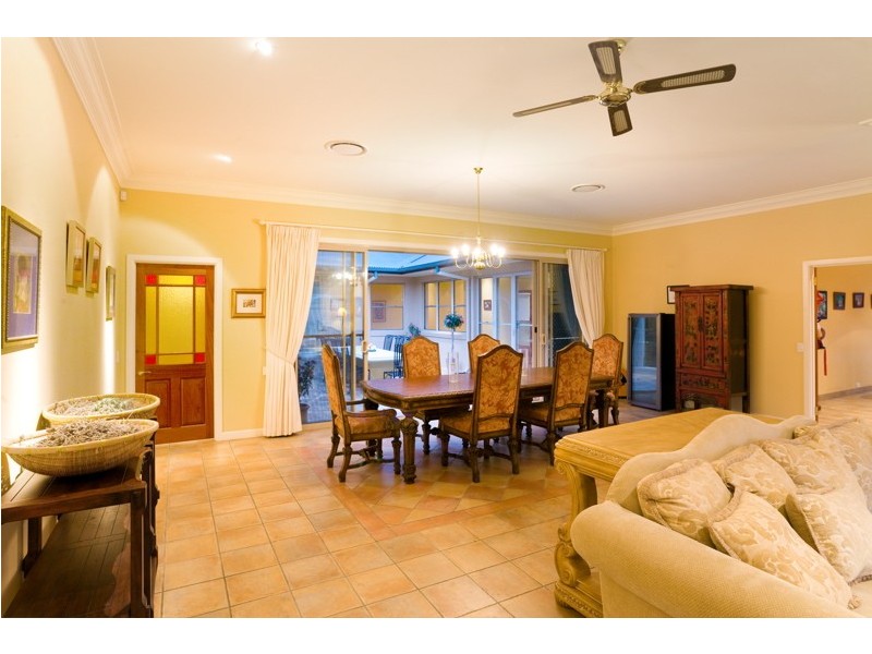 15 Oasis Ct, Fig Tree Pocket QLD 4069