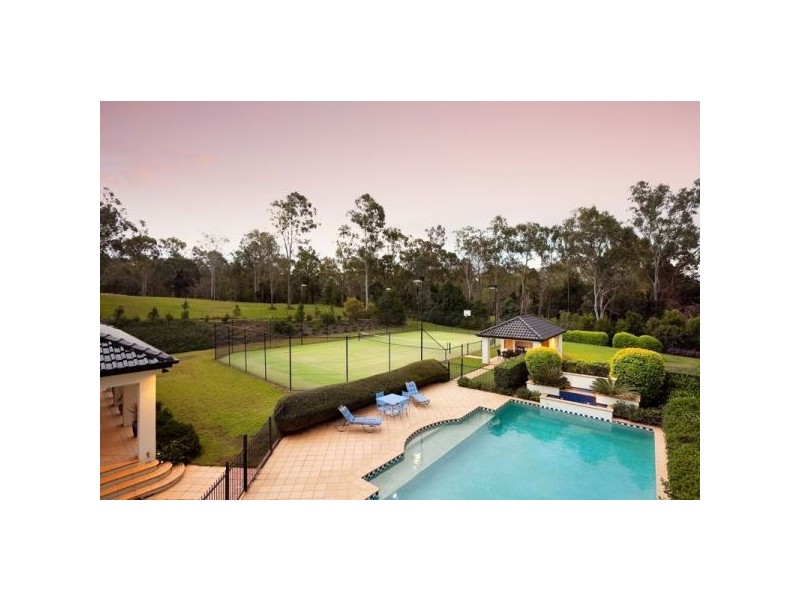 11 Country Place, Brookfield QLD 4069