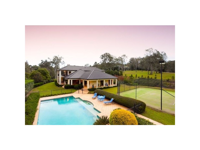 11 Country Place, Brookfield QLD 4069