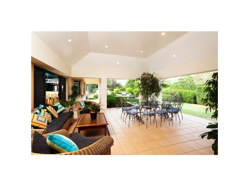 11 Country Place, Brookfield QLD 4069