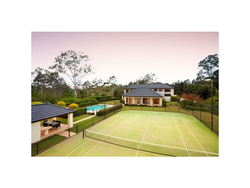 11 Country Place, Brookfield QLD 4069