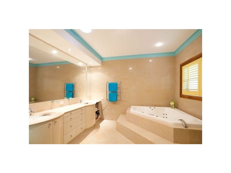 11 Country Place, Brookfield QLD 4069