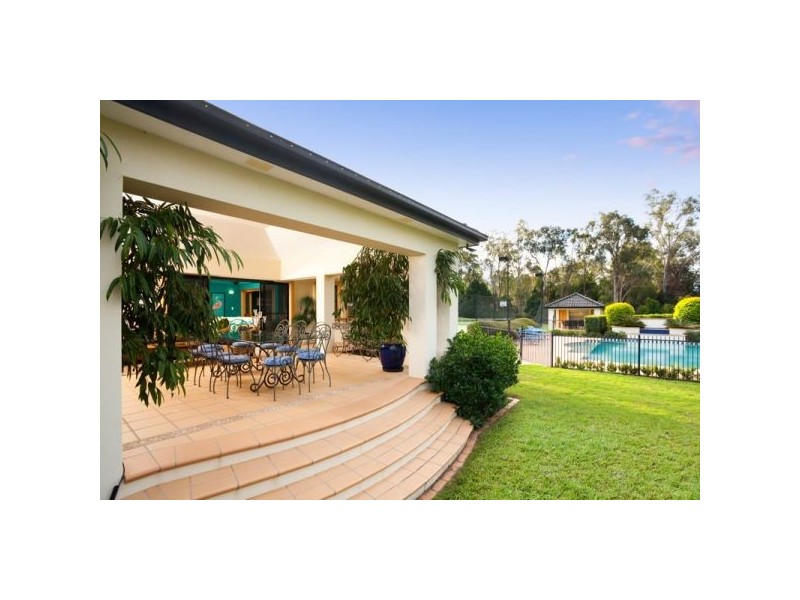 11 Country Place, Brookfield QLD 4069