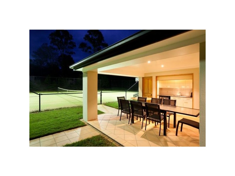 11 Country Place, Brookfield QLD 4069