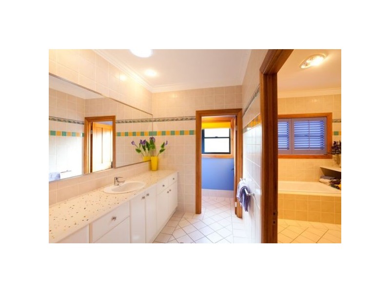 11 Country Place, Brookfield QLD 4069